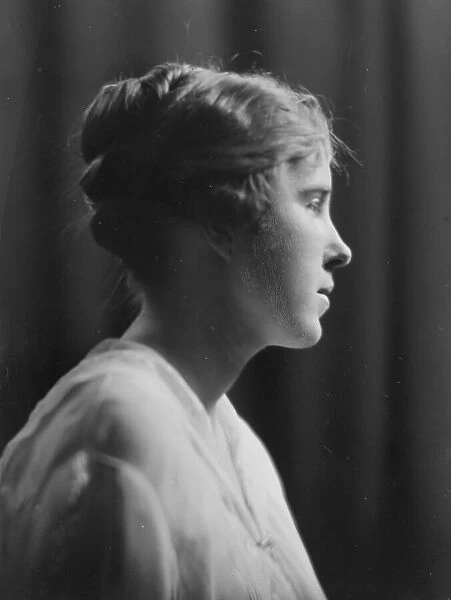 Cravath, Vera, Miss, portrait photograph, 1917 June 29. Creator: Arnold Genthe