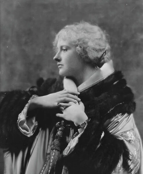 Crosbie, Violet, Miss, portrait photograph, 1916 Dec. 3. Creator: Arnold Genthe
