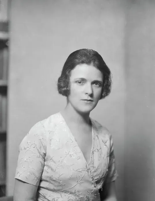 Framed Print : Cross, Viola, Mrs. portrait photograph, between 1921 and 1923. Creator: Arnold Genthe Framed Print : Cross, Viola, Mrs. portrait photograph, between 1921 and 1923. Creator: Arnold Genthe