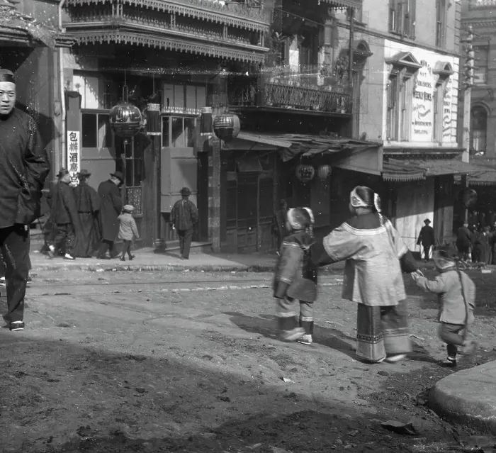 Framed Print : The crossing, Chinatown, San Francisco, between 1896 and 1906. Creator: Arnold Genthe Framed Print : The crossing, Chinatown, San Francisco, between 1896 and 1906. Creator: Arnold Genthe