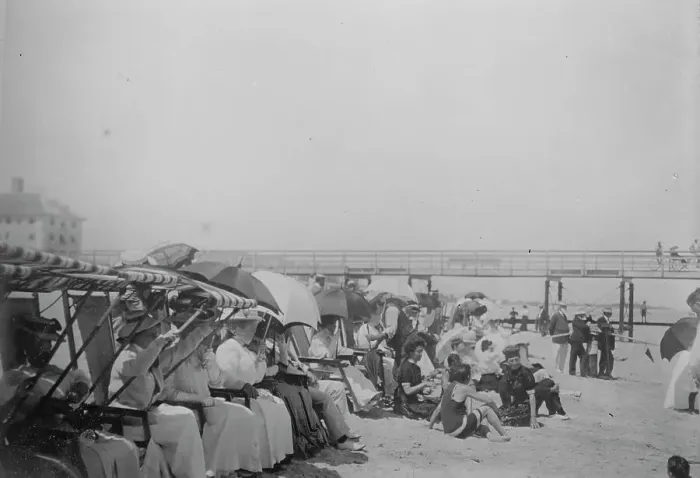 Framed Print : Crowd on beach for motor boat races, Palm Beach, 1910. Creator: Bain News Service Framed Print : Crowd on beach for motor boat races, Palm Beach, 1910. Creator: Bain News Service