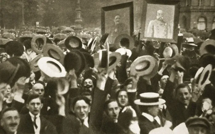 Framed Print : Crowd celebrating the Kaisers proclamation of war against Great Britain, Berlin, 4 August, 1914 Framed Print : Crowd celebrating the Kaisers proclamation of war against Great Britain, Berlin, 4 August, 1914