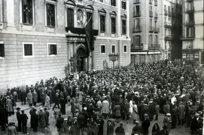 Framed Print : Crowd at the gate of the Palau de la Generalitat, in Placa Sant Jaume, Barcelona Framed Print : Crowd at the gate of the Palau de la Generalitat, in Placa Sant Jaume, Barcelona