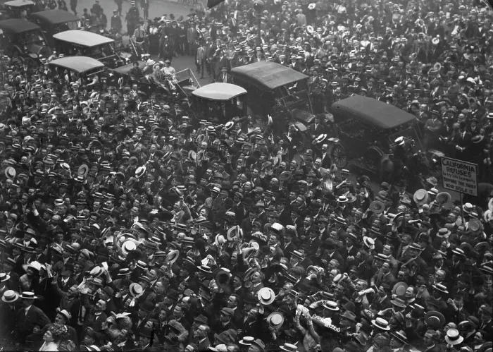 Framed Print : Crowd listening to T.R. [Theodore Roosevelt] speak, Chicago, 1912. Creator: Bain News Service