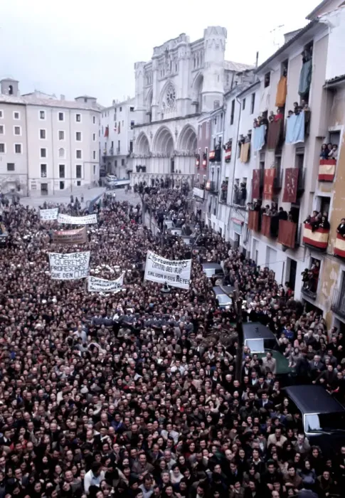 Framed Print : Crowd in a square during the visit of King Juan Carlos I and Sofia to Cuenca in February 1977 Framed Print : Crowd in a square during the visit of King Juan Carlos I and Sofia to Cuenca in February 1977