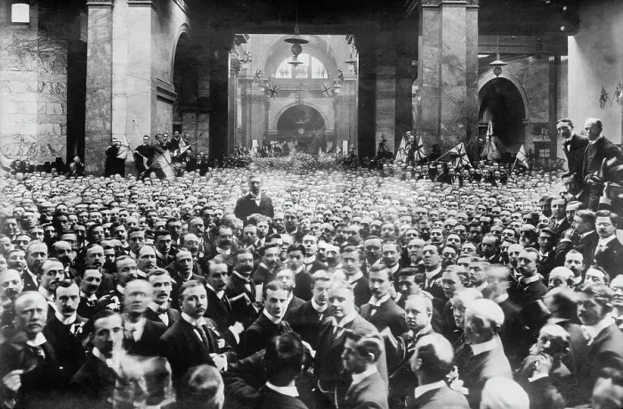 Framed Print : Crowd on stock exchange floor, London, between 1910-1920. Creator: Bain News Service Framed Print : Crowd on stock exchange floor, London, between 1910-1920. Creator: Bain News Service