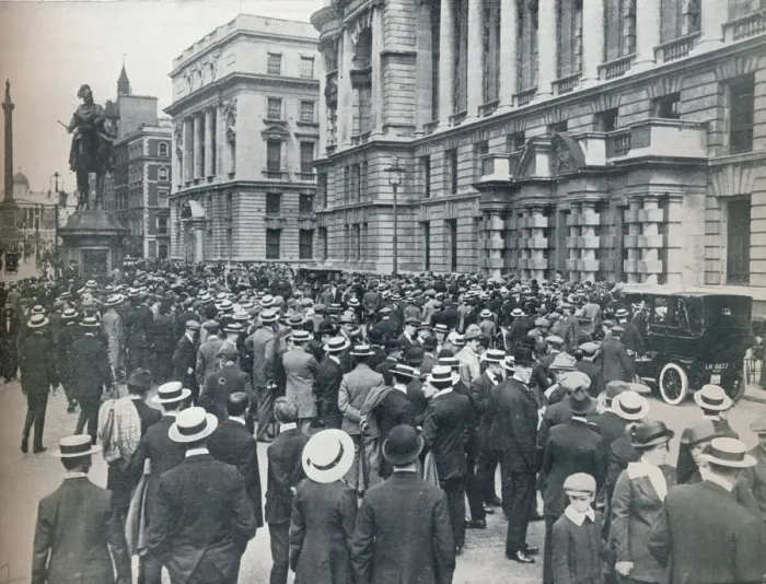 Framed Print : Crowd waiting outside the War Office on the morning before war was declared, 1914 Framed Print : Crowd waiting outside the War Office on the morning before war was declared, 1914