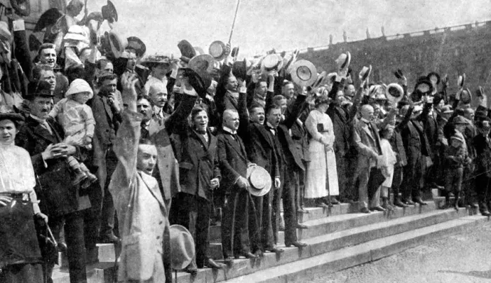 Framed Print : Crowds cheering during the outbreak of hostilities, war fever in Germany, First World War, 1914 Framed Print : Crowds cheering during the outbreak of hostilities, war fever in Germany, First World War, 1914