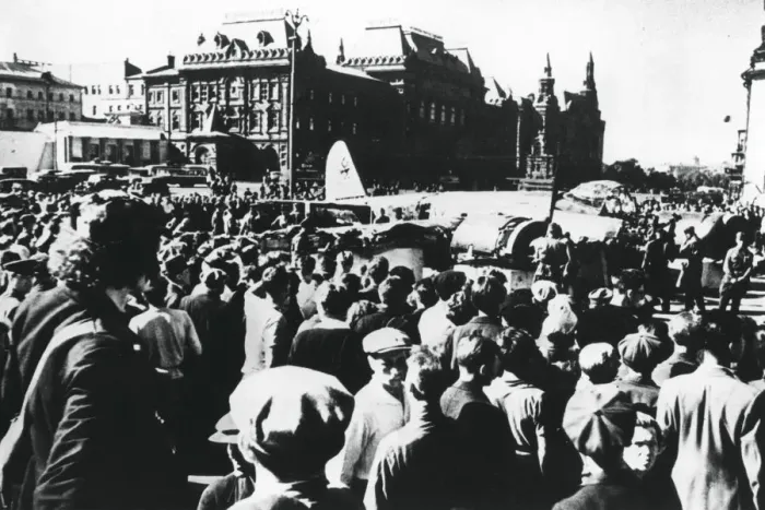 Framed Print : Crowds around a downed German bomber on display in Sverdlov Square, Moscow, 1941 Framed Print : Crowds around a downed German bomber on display in Sverdlov Square, Moscow, 1941