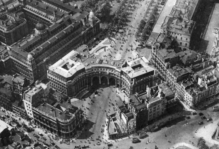 Framed Print : Crowds gathering in The Mall for the trooping of the colour, London, 1926-1927 Framed Print : Crowds gathering in The Mall for the trooping of the colour, London, 1926-1927