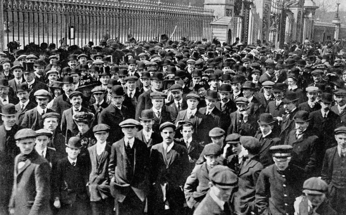 Framed Print : The Crowds outside Buckingham Palace, A Nations Apprehension, 1910 Framed Print : The Crowds outside Buckingham Palace, A Nations Apprehension, 1910