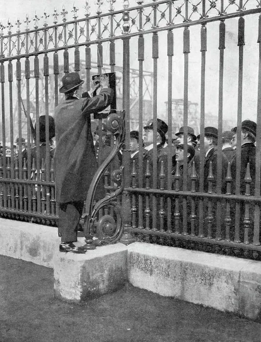 Framed Print : Crowds outside Buckingham Palace waiting for news of the illness of the King, 5th May, 1910 Framed Print : Crowds outside Buckingham Palace waiting for news of the illness of the King, 5th May, 1910