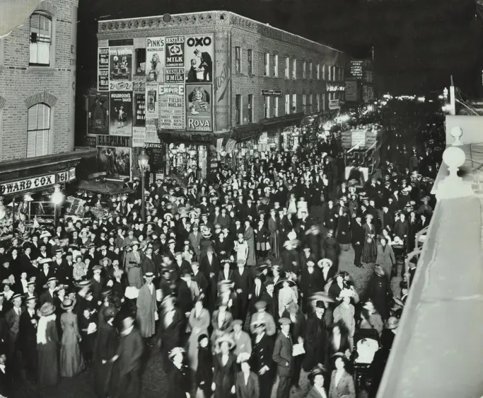 Framed Print : Crowds of shoppers in Rye Lane at night, Peckham, London, 1913 Framed Print : Crowds of shoppers in Rye Lane at night, Peckham, London, 1913
