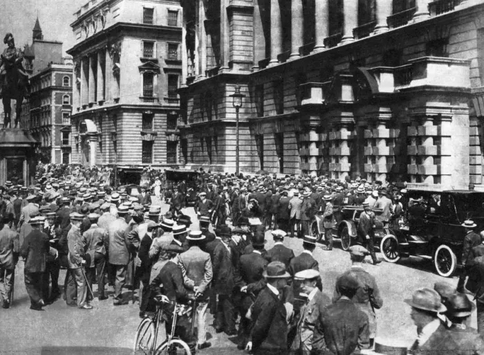 Framed Print : Crowds wait in London to see if there will be war, 4th August 1914 (1937). Artist: Fox Framed Print : Crowds wait in London to see if there will be war, 4th August 1914 (1937). Artist: Fox