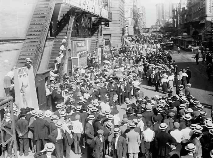 Framed Print : Crowds waiting for Johnson in N.Y. between c1910 and c1915. Creator: Bain News Service Framed Print : Crowds waiting for Johnson in N.Y. between c1910 and c1915. Creator: Bain News Service