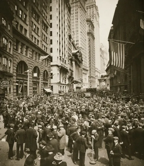 Framed Print : Crowds on Wall Street, New York, USA, 1918 Framed Print : Crowds on Wall Street, New York, USA, 1918