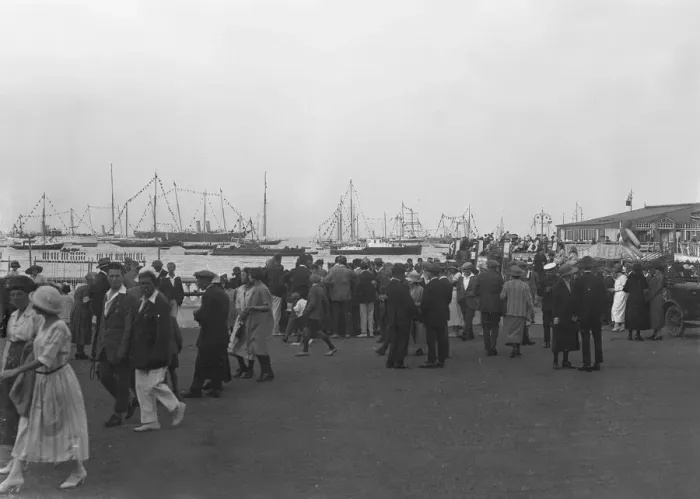 Framed Print : Crowds on the water front during a regatta, c1930. Creator: Kirk & Sons of Cowes Framed Print : Crowds on the water front during a regatta, c1930. Creator: Kirk & Sons of Cowes