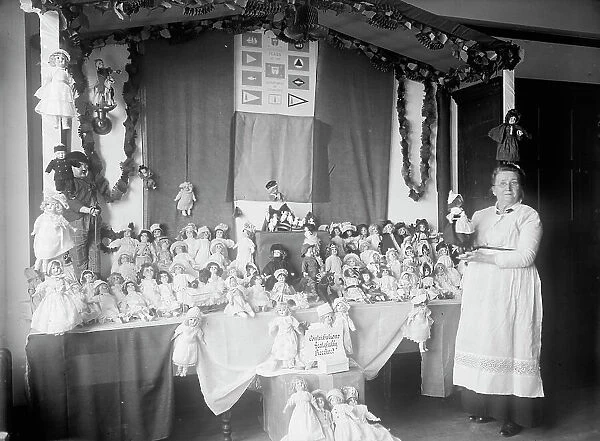 Crown Mother with Exhibit of Dolls, 1915. Creator: Harris & Ewing. Crown Mother with Exhibit of Dolls, 1915. Creator: Harris & Ewing