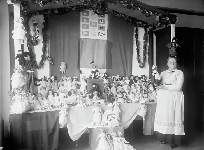 Framed Print : Crown Mother with Exhibit of Dolls, 1915. Creator: Harris & Ewing. Crown Mother with Exhibit of Dolls, 1915. Creator: Harris & Ewing Framed Print : Crown Mother with Exhibit of Dolls, 1915. Creator: Harris & Ewing. Crown Mother with Exhibit of Dolls, 1915. Creator: Harris & Ewing