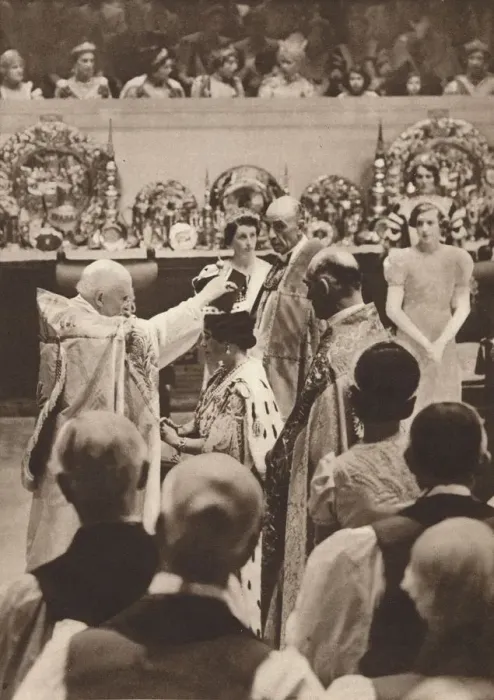 Framed Print : The crowning of Queen Elizabeth, wife of King George VI, 1937 Framed Print : The crowning of Queen Elizabeth, wife of King George VI, 1937