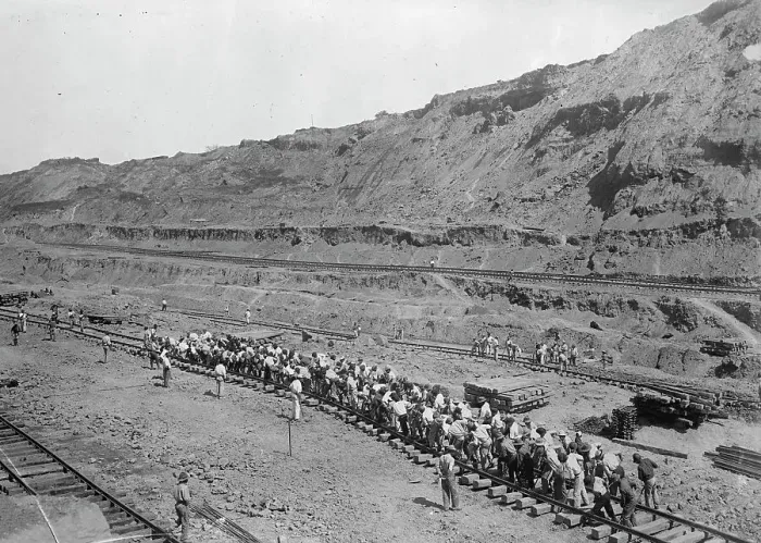 Framed Print : Culebra Cut, Culebra - Gang of 150 Men Shifting Track By Hand, January 1912. Creator: Harris & Ewing. Culebra Cut, Culebra - Gang of 150 Men Shifting Track By Hand, January 1912. Creator: Harris & Ewing Framed Print : Culebra Cut, Culebra - Gang of 150 Men Shifting Track By Hand, January 1912. Creator: Harris & Ewing. Culebra Cut, Culebra - Gang of 150 Men Shifting Track By Hand, January 1912. Creator: Harris & Ewing