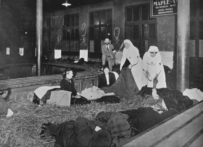 Framed Print : Customs Room at the Gare du Nord, Paris, a relief station for French refugees, 1914 Framed Print : Customs Room at the Gare du Nord, Paris, a relief station for French refugees, 1914