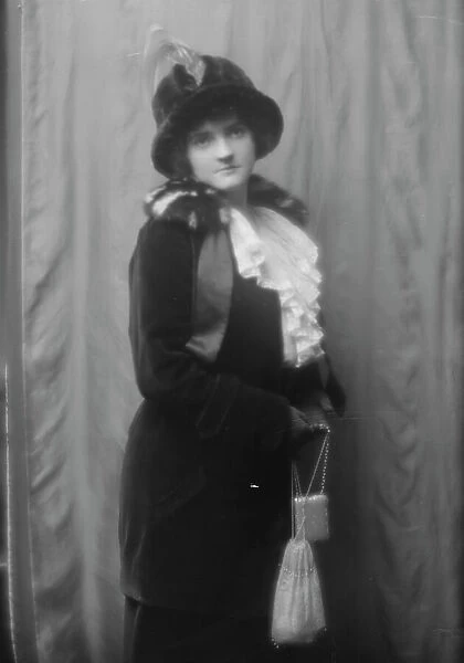 Cuthbert, Mrs. (Mrs. Wentworth), portrait photograph, 1912 Nov. 16. Creator: Arnold Genthe