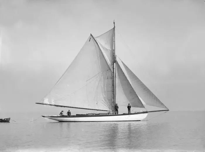 Framed Print : The cutter Wenda in light winds, 1912. Creator: Kirk & Sons of Cowes Framed Print : The cutter Wenda in light winds, 1912. Creator: Kirk & Sons of Cowes