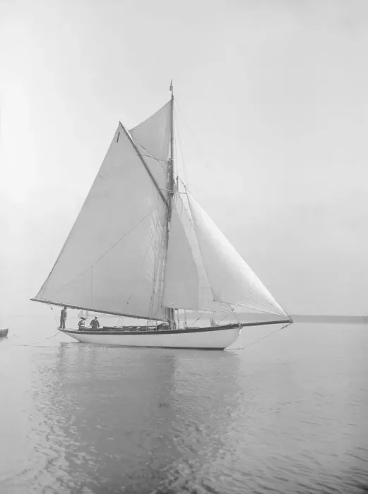 Framed Print : The cutter Wenda in light winds, 1912. Creator: Kirk & Sons of Cowes Framed Print : The cutter Wenda in light winds, 1912. Creator: Kirk & Sons of Cowes