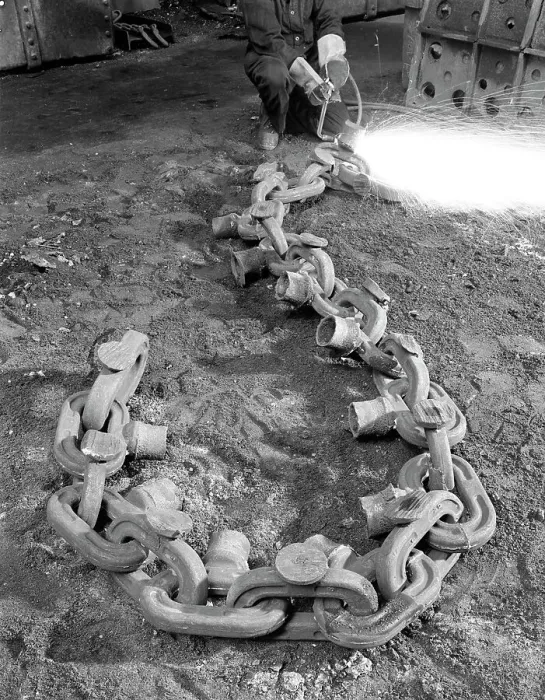 Framed Print : Cutting off lead from a manganese chain casting, Sheffield, South Yorkshire, 1965 Framed Print : Cutting off lead from a manganese chain casting, Sheffield, South Yorkshire, 1965
