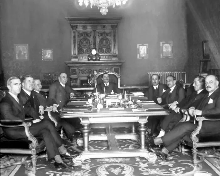 Framed Print : Damaso Berenguer (1873-1853) presiding over the council of ministers, Spanish military Framed Print : Damaso Berenguer (1873-1853) presiding over the council of ministers, Spanish military