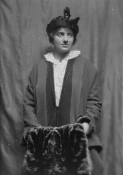 Damrosch, Alice, Miss, portrait photograph, 1913 Dec. 18. Creator: Arnold Genthe