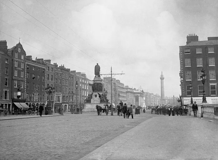 Framed Print : Daniel O'Connell statue, Dublin, Ireland, c1895. Creator: Robert Augustus Henry L'Estrange. Daniel O'Connell statue, Dublin, Ireland, c1895