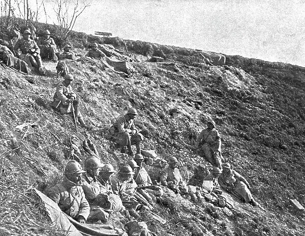 Dans la Bataille; Entre deux engagements, des elements d'infanterie reprennent haleine... 1918. Creator: Unknown