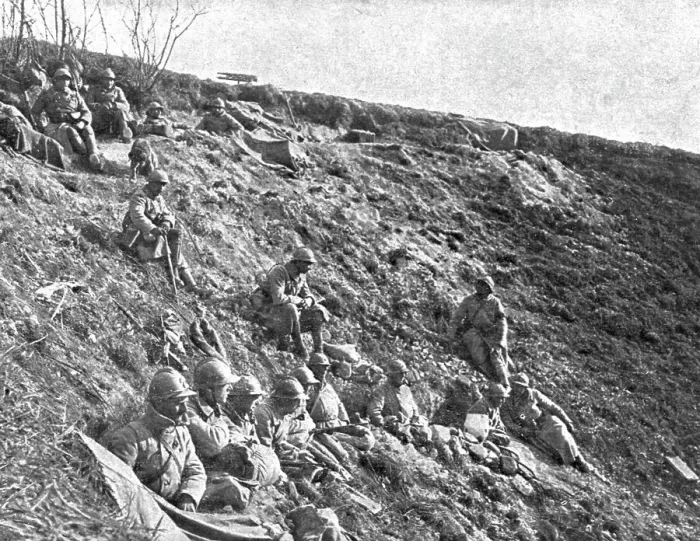 Framed Print : Dans la Bataille; Entre deux engagements, des elements d'infanterie reprennent haleine... 1918. Creator: Unknown Framed Print : Dans la Bataille; Entre deux engagements, des elements d'infanterie reprennent haleine... 1918. Creator: Unknown