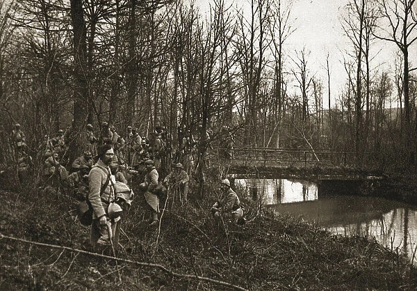 Dans la Bataille; La protection de la voie ferree Amiens-Paris: un section d'infanterie... 1918. Creator: Unknown