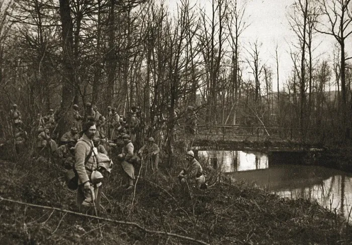 Framed Print : Dans la Bataille; La protection de la voie ferree Amiens-Paris: un section d'infanterie... 1918. Creator: Unknown Framed Print : Dans la Bataille; La protection de la voie ferree Amiens-Paris: un section d'infanterie... 1918. Creator: Unknown
