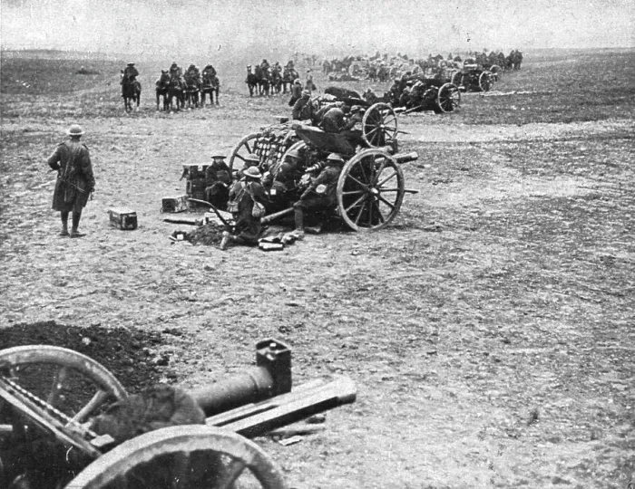 Framed Print : Dans la Bataille; L'artillerie de campagne britannique en action: pendant les penibles... 1918. Creator: Unknown