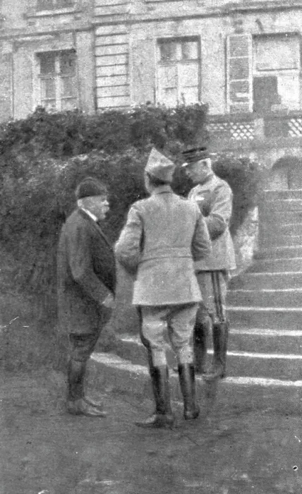 Framed Print : Dans la Bataille; M. Clemenceau, au Q. G. de la 1st armee, s'entretient avec les generaux... 1918. Creator: Unknown Framed Print : Dans la Bataille; M. Clemenceau, au Q. G. de la 1st armee, s'entretient avec les generaux... 1918. Creator: Unknown