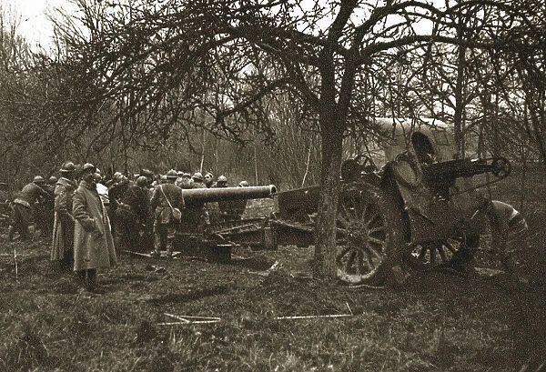 Dans la Bataille; Mise en batterie d'un 155 Schneider, 1918. Creator: Unknown