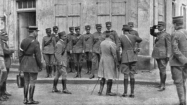 Dans la bataille; presentation au general Franchet d'Esperey de l'etat-major du corps... 1918. Creator: Unknown