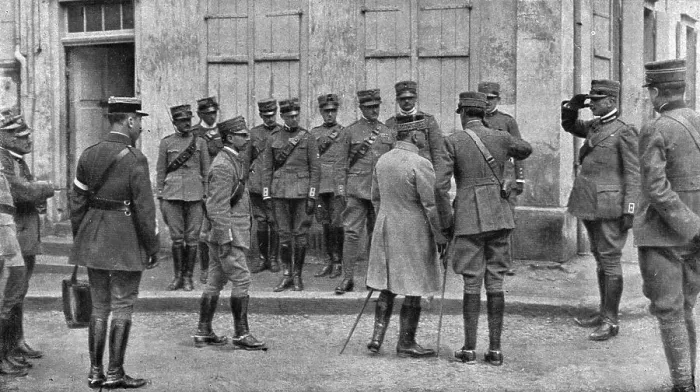 Framed Print : Dans la bataille; presentation au general Franchet d'Esperey de l'etat-major du corps... 1918. Creator: Unknown Framed Print : Dans la bataille; presentation au general Franchet d'Esperey de l'etat-major du corps... 1918. Creator: Unknown