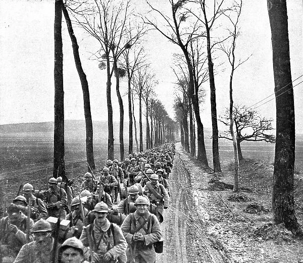 Dans la Bataille; Regiment d'infanterie montant au feu, 1918. Creator: Unknown