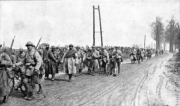 Dans la Bataille; Regiment d'infanterie revenant du feu, 1918. Creator: Unknown