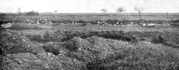 Framed Print : Dans la Bataille; Tranchee de repli occupee par des reserves d'infanterie, 1918. Creator: Unknown Framed Print : Dans la Bataille; Tranchee de repli occupee par des reserves d'infanterie, 1918. Creator: Unknown