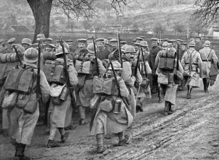 Framed Print : Dans la Bataille; Une releve d'infanterie qui monte en ligne se croise avec un convoi... 1918. Creator: Unknown Framed Print : Dans la Bataille; Une releve d'infanterie qui monte en ligne se croise avec un convoi... 1918. Creator: Unknown