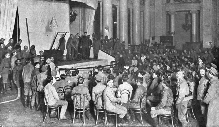 Framed Print : Dans la Russie des Bolcheviks; les contrastes d'un pays en pleine anarchie militaire et... 1918. Creator: Unknown Framed Print : Dans la Russie des Bolcheviks; les contrastes d'un pays en pleine anarchie militaire et... 1918. Creator: Unknown