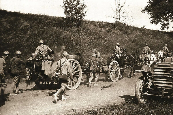 Dans le bataille; une batterie d'artillerie se replie pour aller prendre position en arriere, 1918 Creator: Unknown