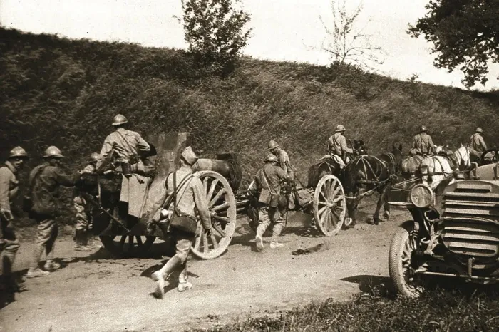 Framed Print : Dans le bataille; une batterie d'artillerie se replie pour aller prendre position en arriere, 1918 Creator: Unknown Framed Print : Dans le bataille; une batterie d'artillerie se replie pour aller prendre position en arriere, 1918 Creator: Unknown