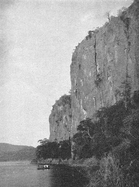 'Dans les gorges de Lupata; Afrique Australe, 1914. Creator: Unknown